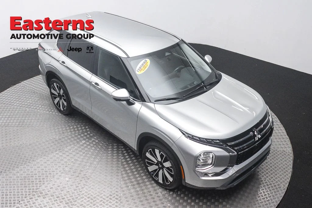 Used 2025 Silver Mitsubishi SE image 3