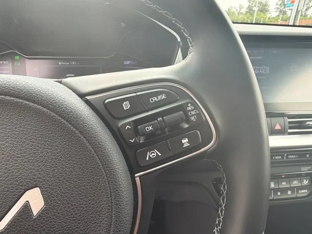 Used 2022 Snow White Pearl Kia EX image 22