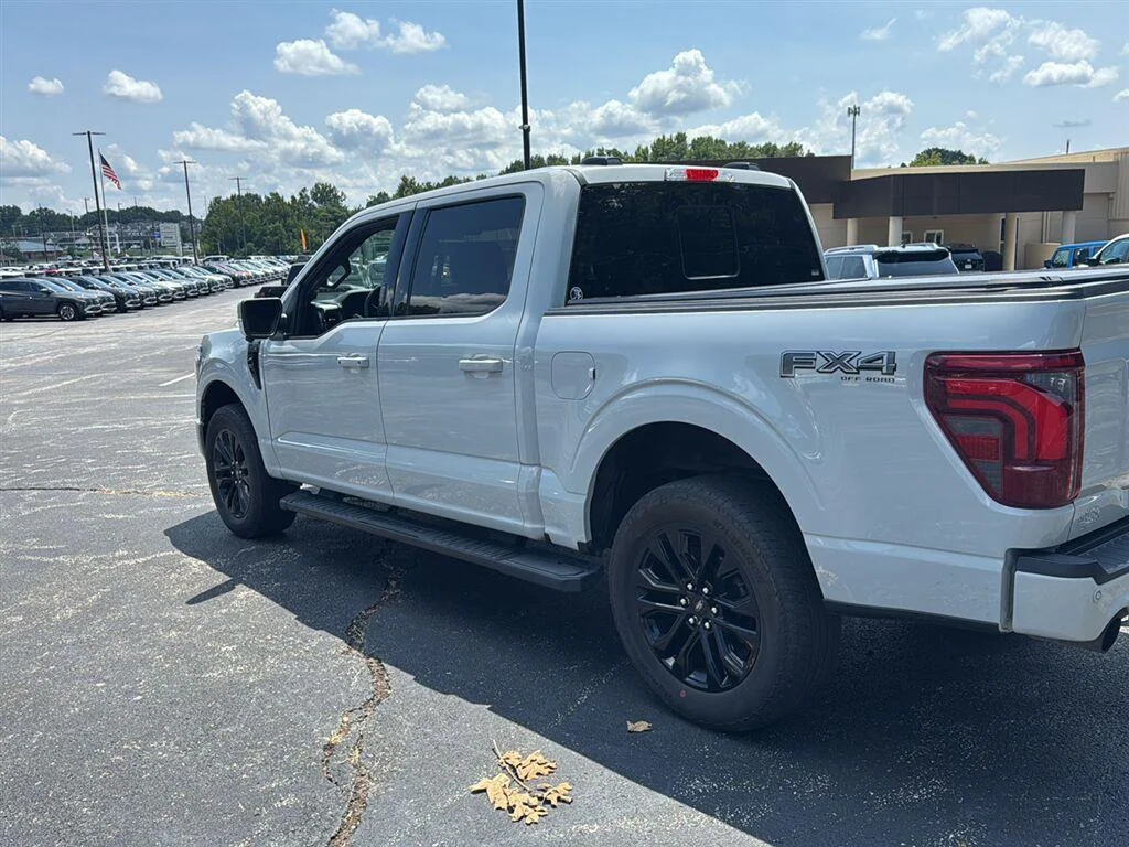 Used 2024 Avalanche Ford LARIAT image 4