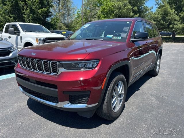 Used 2023 Red Jeep Laredo image 1