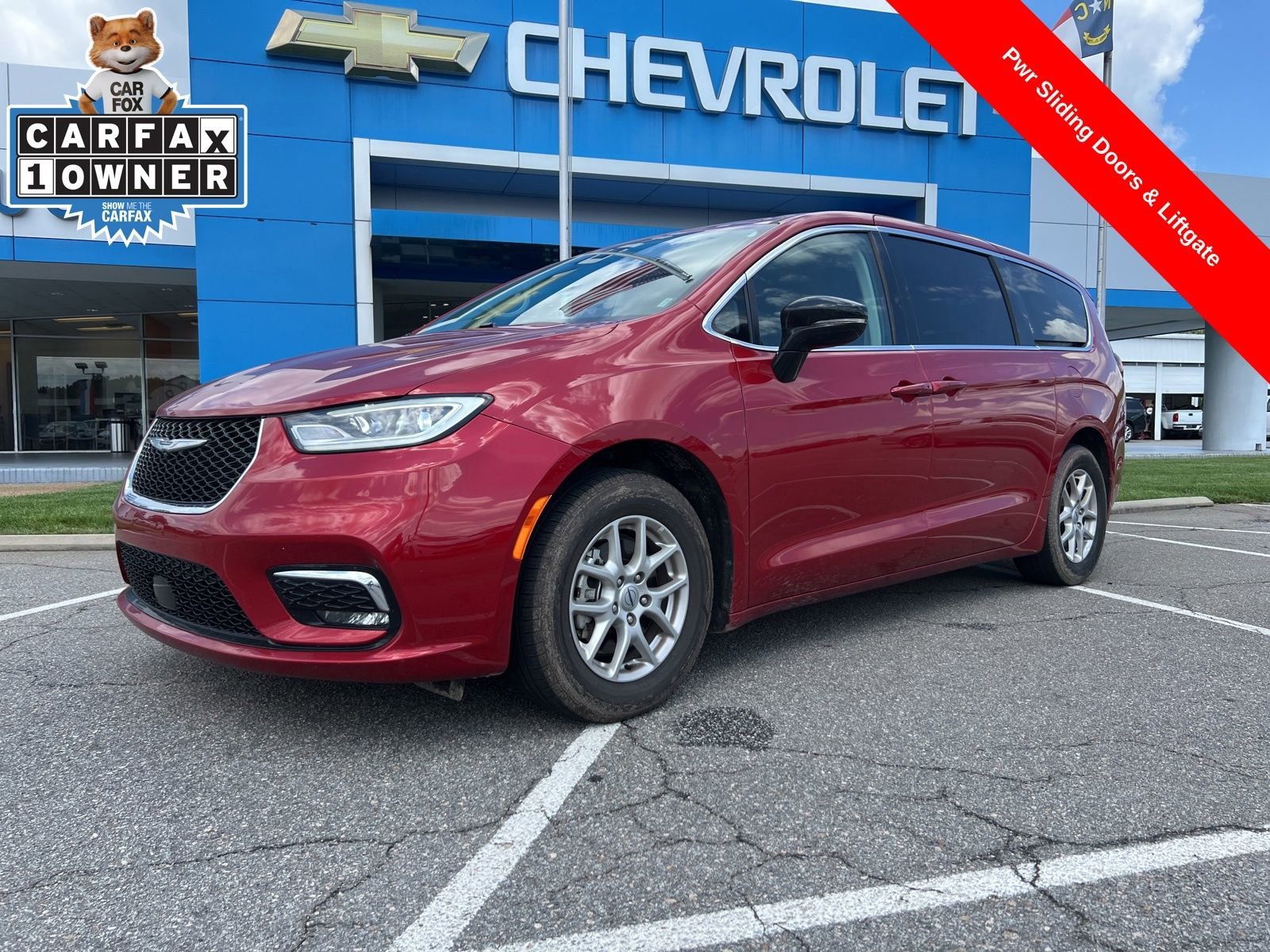 2024 Chrysler Pacifica Touring L's photo