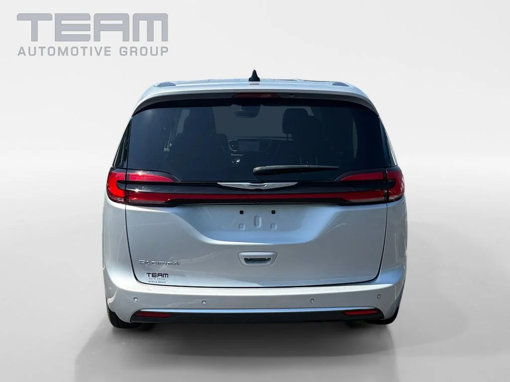 Used 2024 Silver Chrysler Touring L image 6