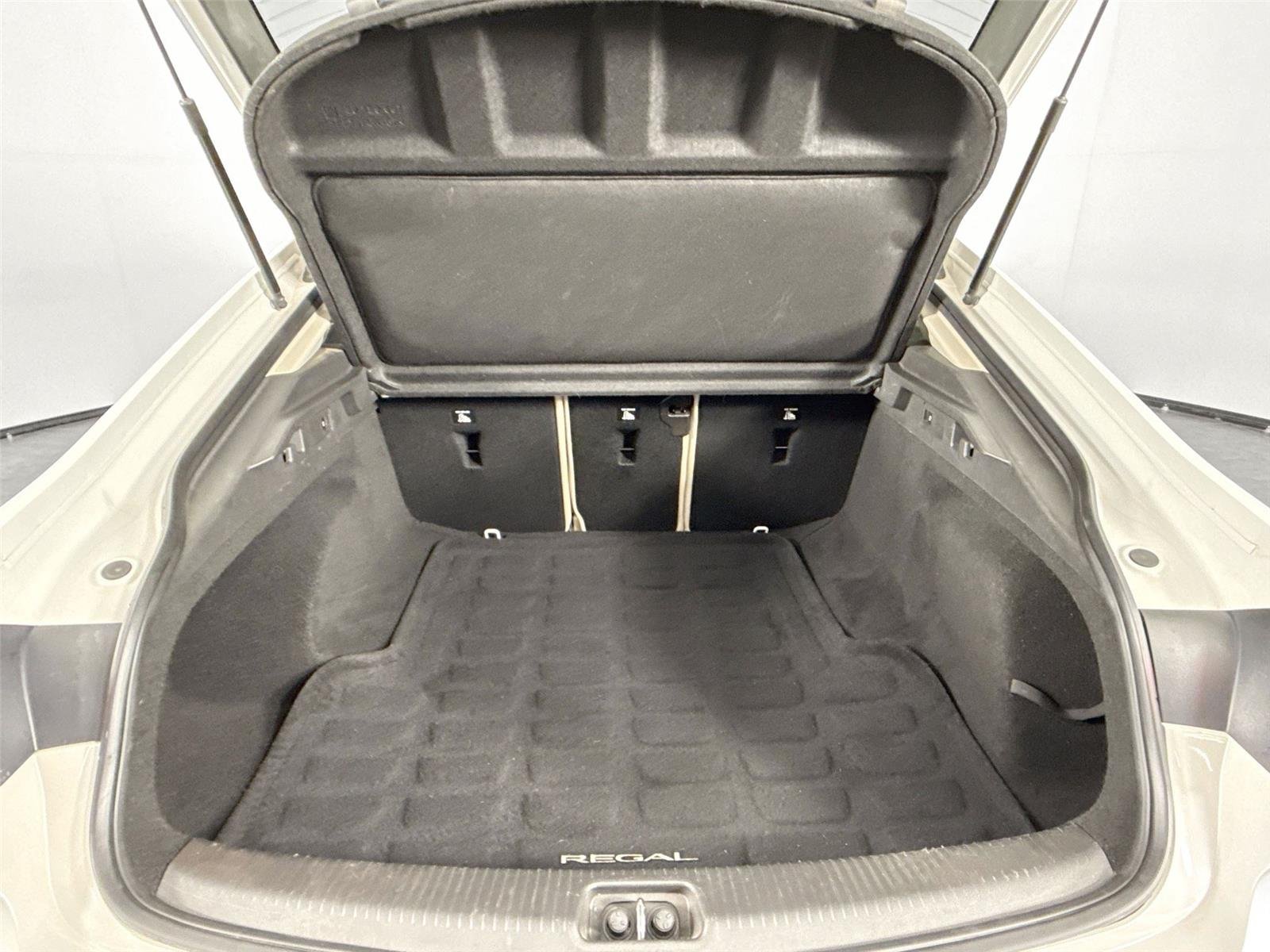Used 2018 White Frost Tricoat Buick Essence image 39