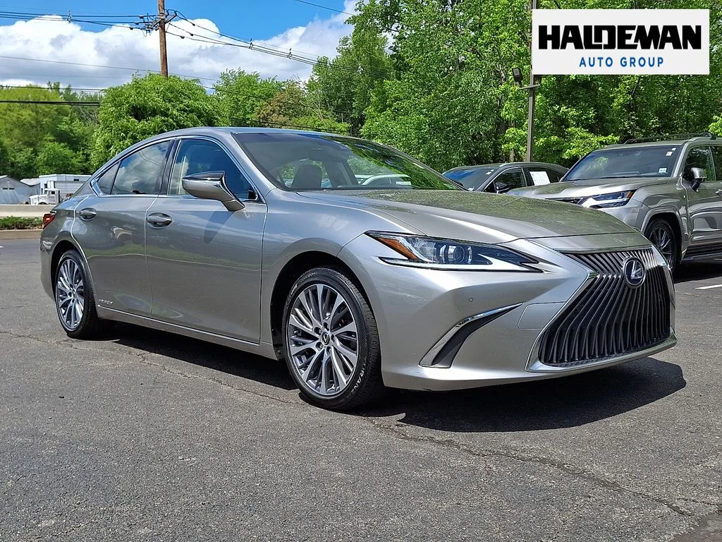 2019 Lexus ES 300h 300h's photo