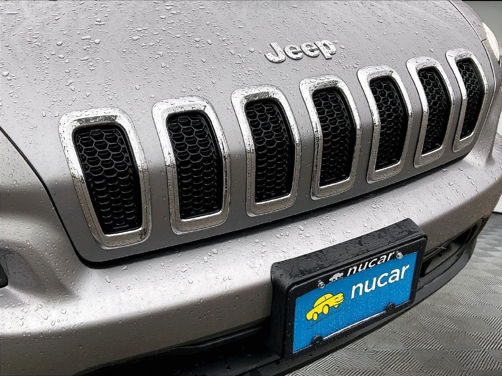 Used 2017 Billet Silver Metallic Clearcoat Jeep Latitude image 28