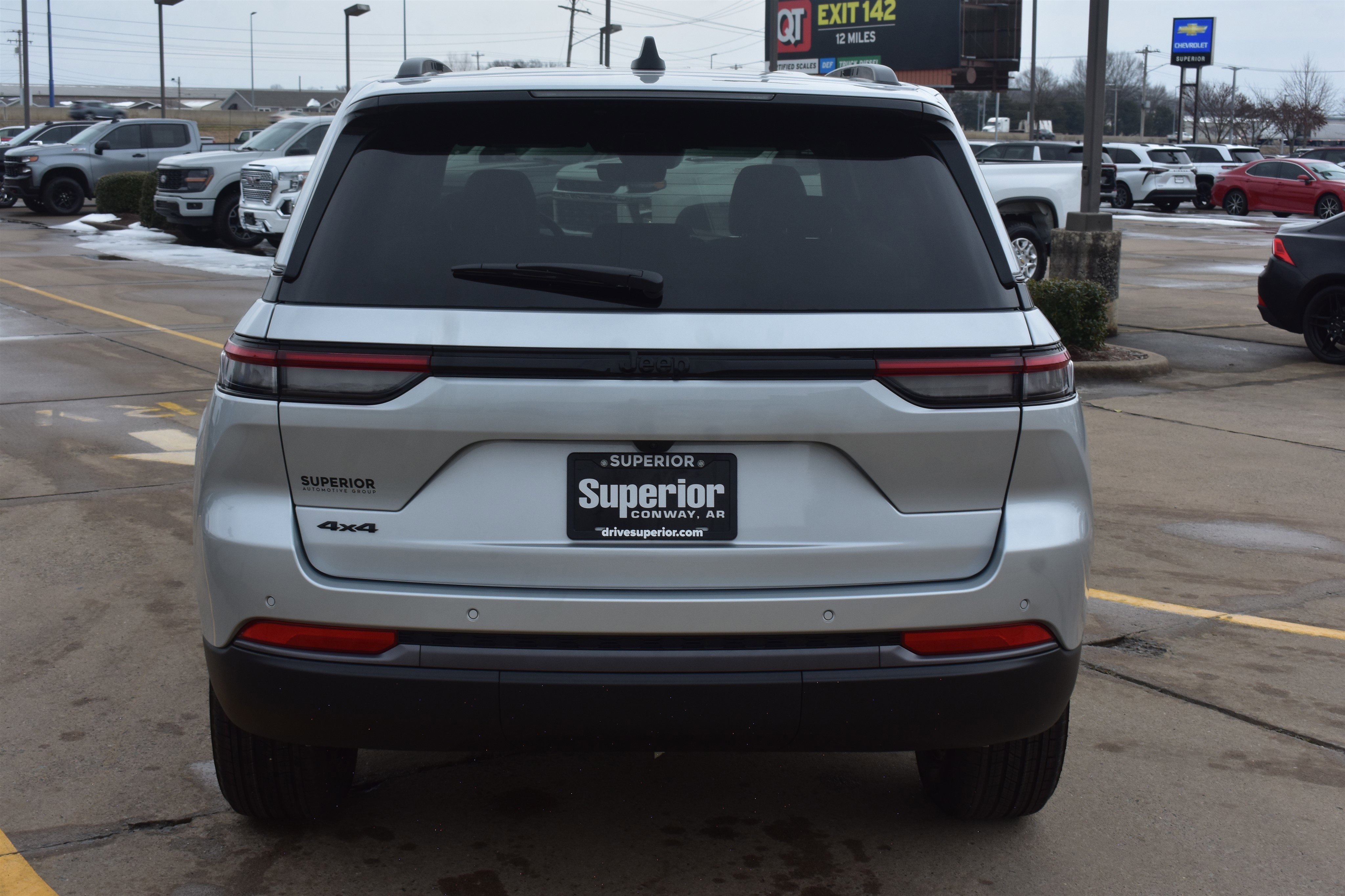 New 2026 Silver Zynith Exterior Paint Jeep Laredo Altitude image 6