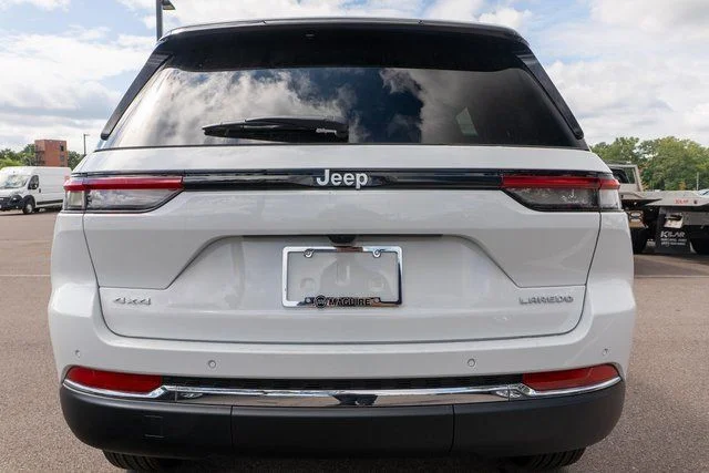 New 2026 Bright White Clear-Coat Exterior Paint Jeep Laredo X image 6