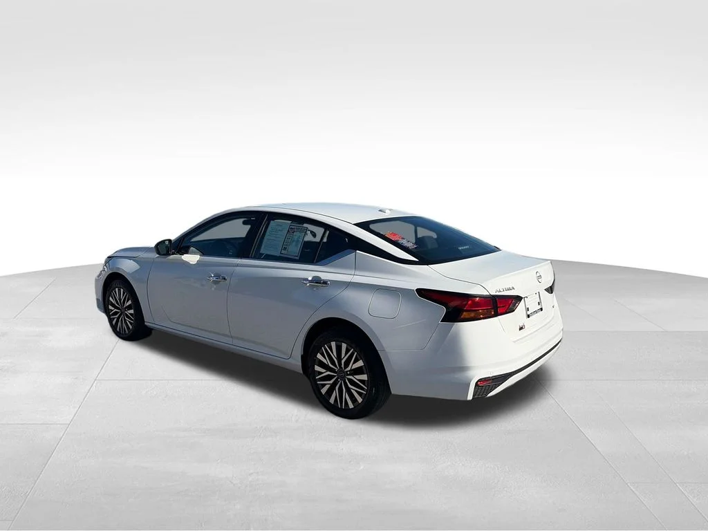 Used 2025 White Nissan 2.5 SV image 4