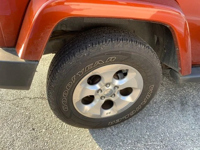 Used 2014 Copperhead Pearlcoat Jeep Sahara image 9