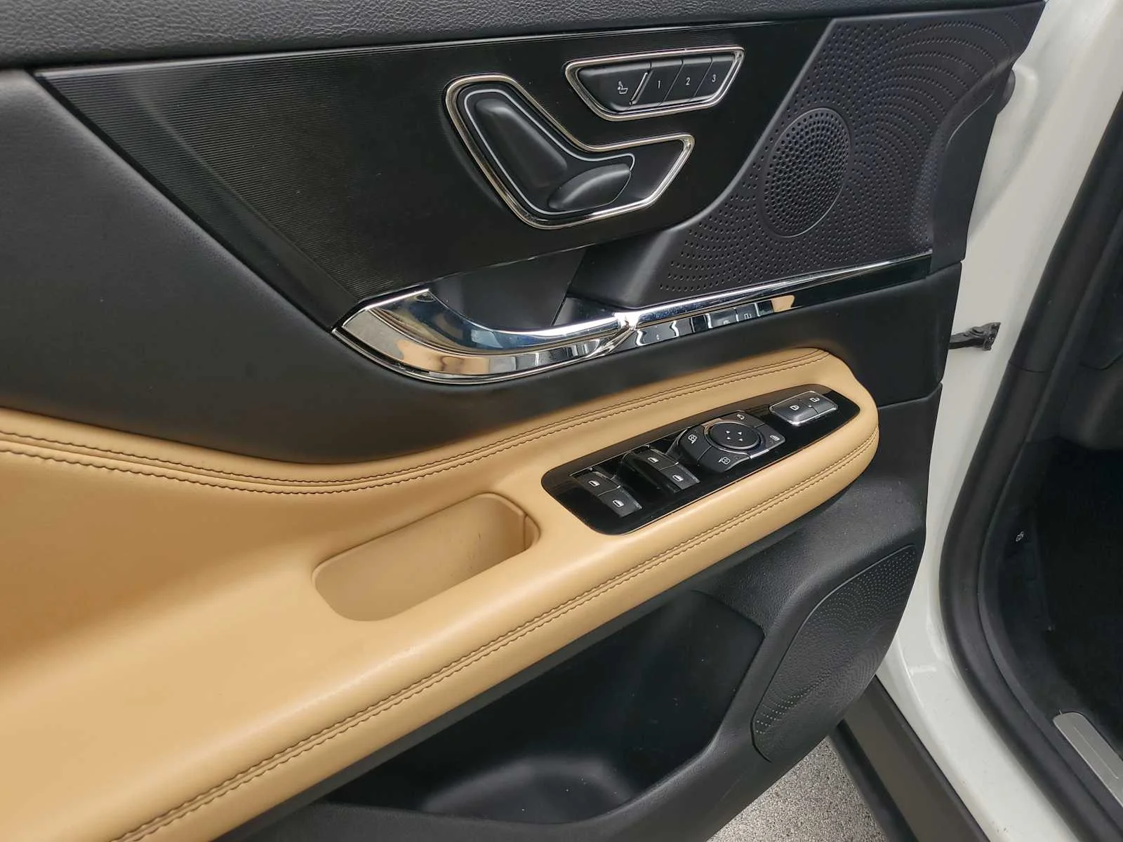 Used 2023  Lincoln Grand Touring image 20