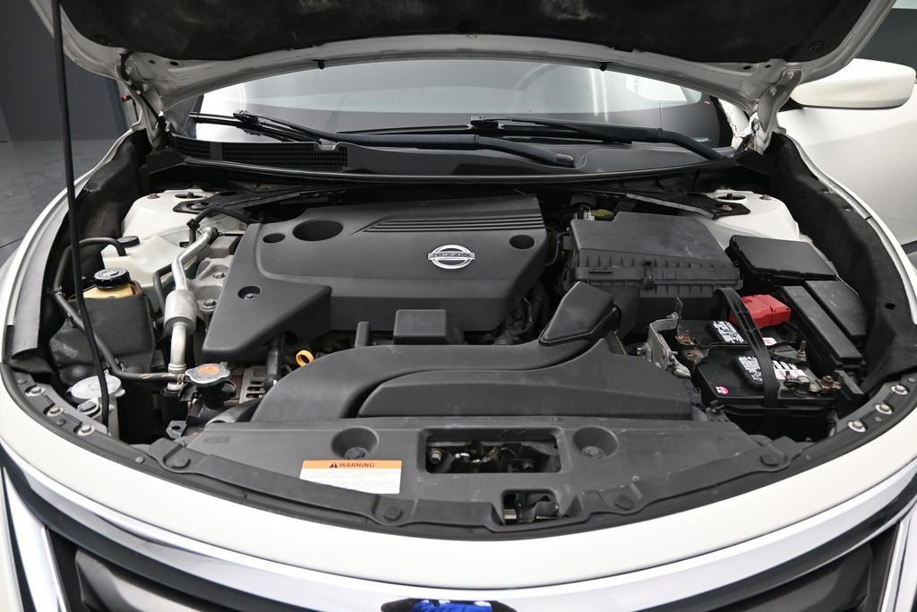 Used 2014 White Nissan 2.5 S image 12