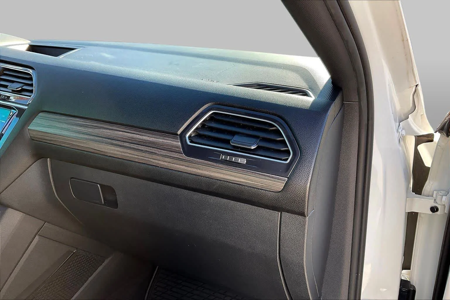 Used 2022 Oryx White Pearl Volkswagen SEL R-Line image 19