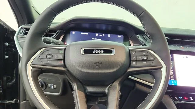 New 2026 Diamond Black Crystal Pearlcoat Jeep Altitude image 21