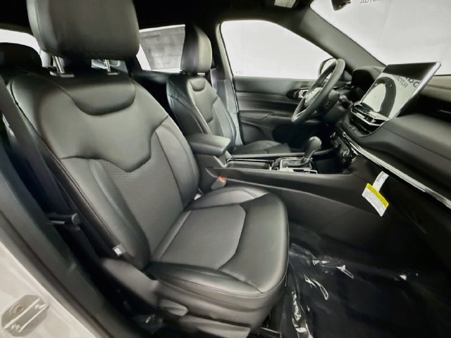 New 2026 Bright White Clear-Coat Exterior Paint Jeep Latitude image 25