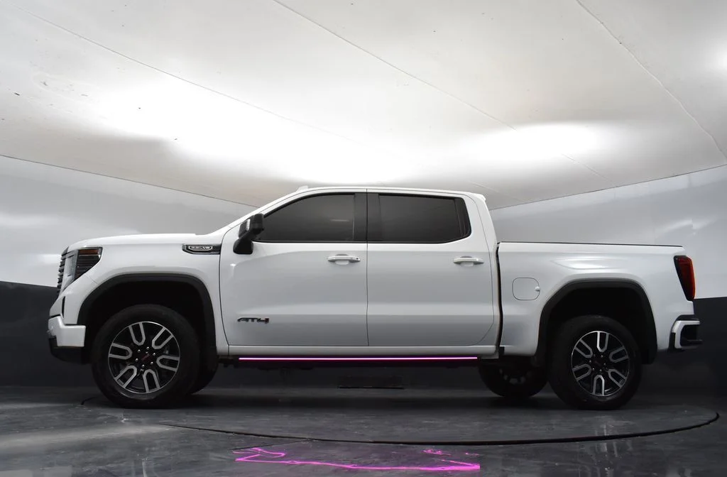 Used 2025 White GMC AT4 image 29