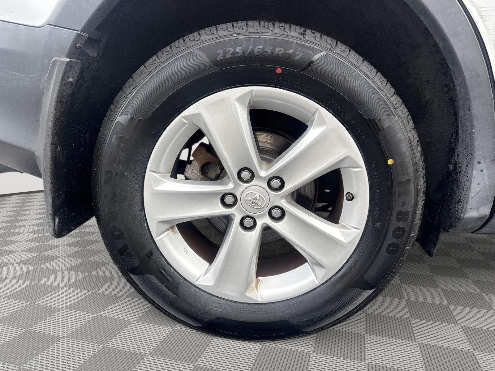 Used 2014 Classic Silver Metallic Toyota XLE image 4