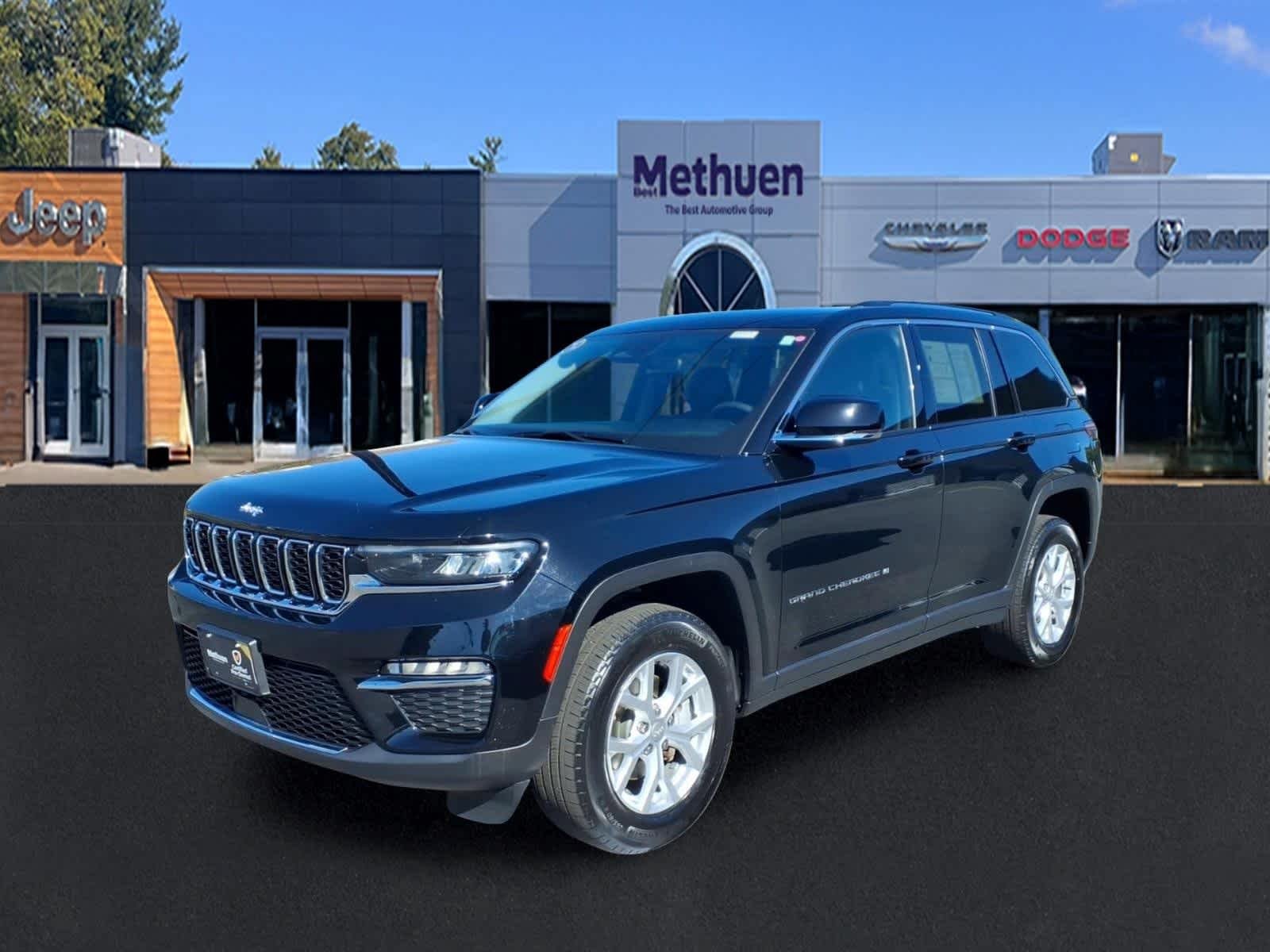 Used 2023 Diamond Black Crystal Pearlcoat Jeep Limited image 7