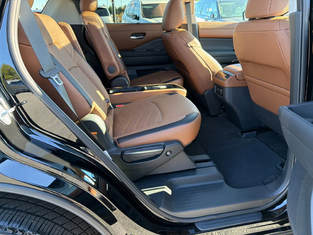 Used 2025 Black Nissan Platinum image 15