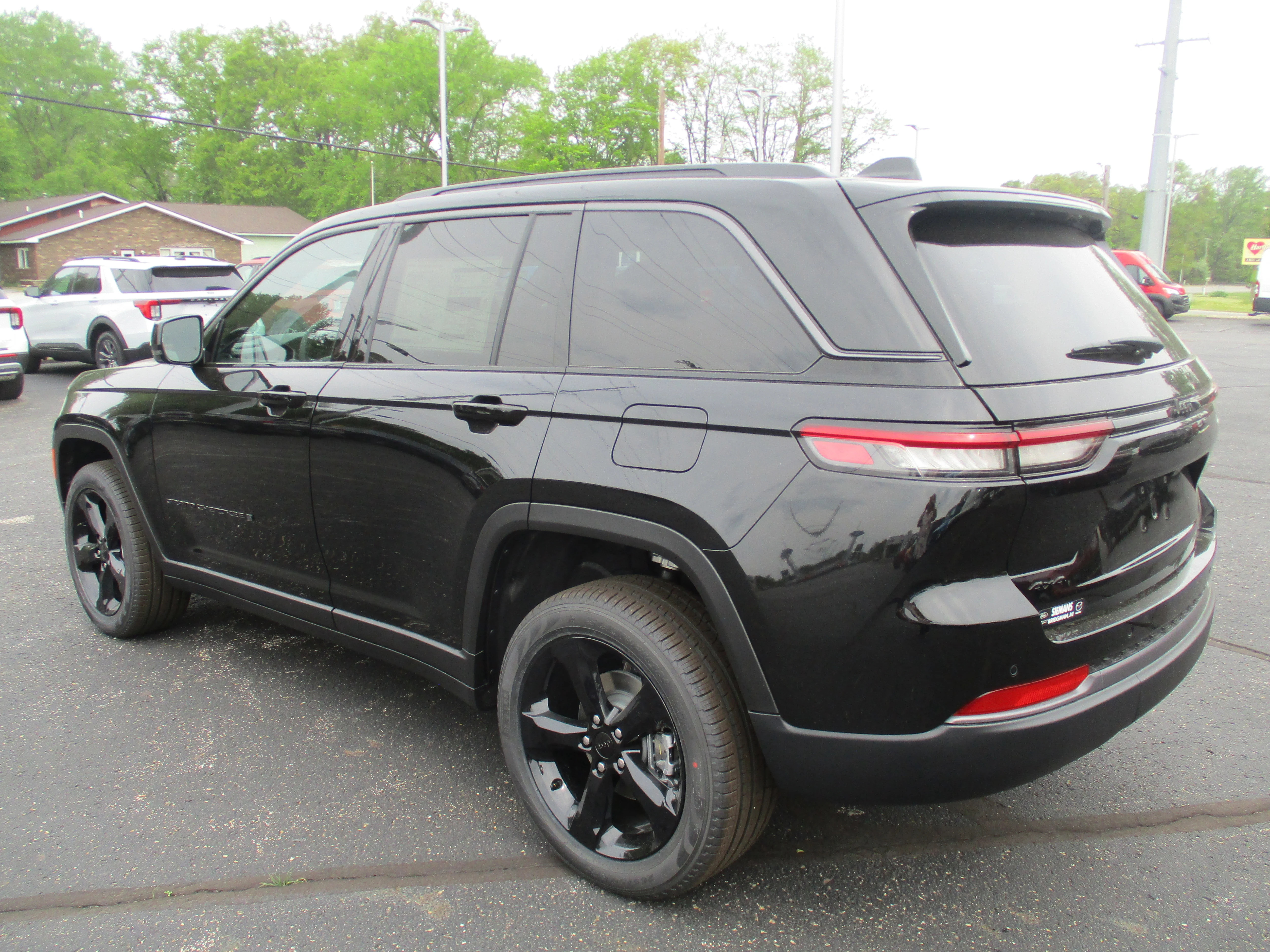 New 2026 Diamond Black Crystal Pearl-Coat Exterior Paint Jeep Limited image 32