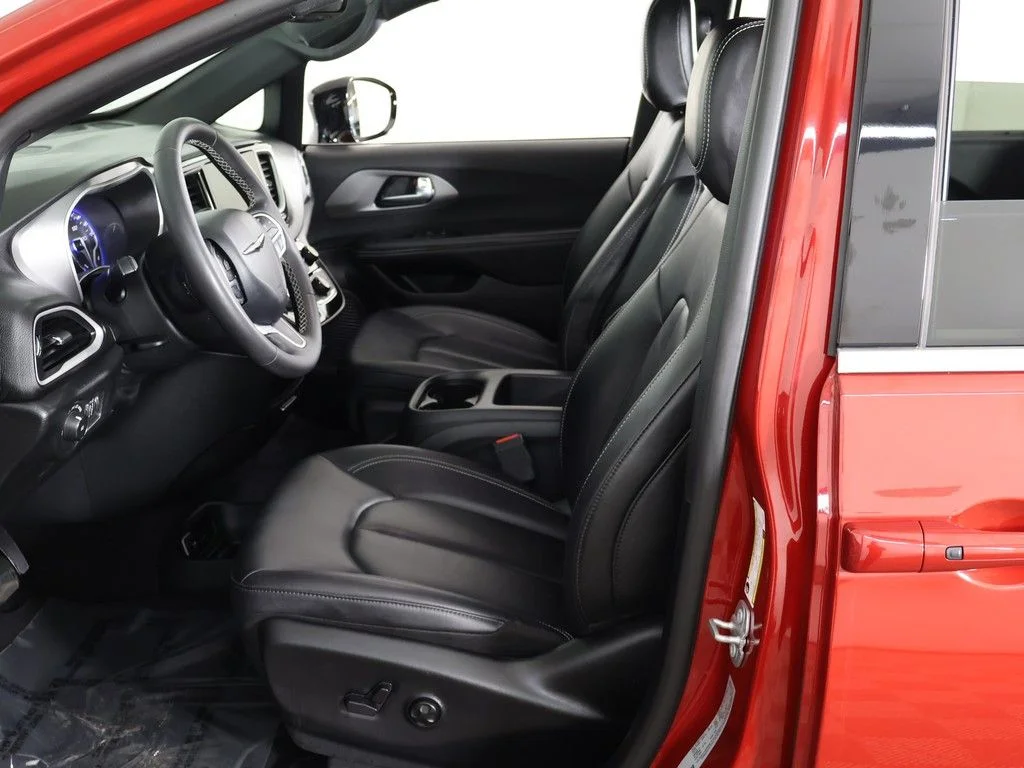 Used 2025 Red Chrysler Select image 29