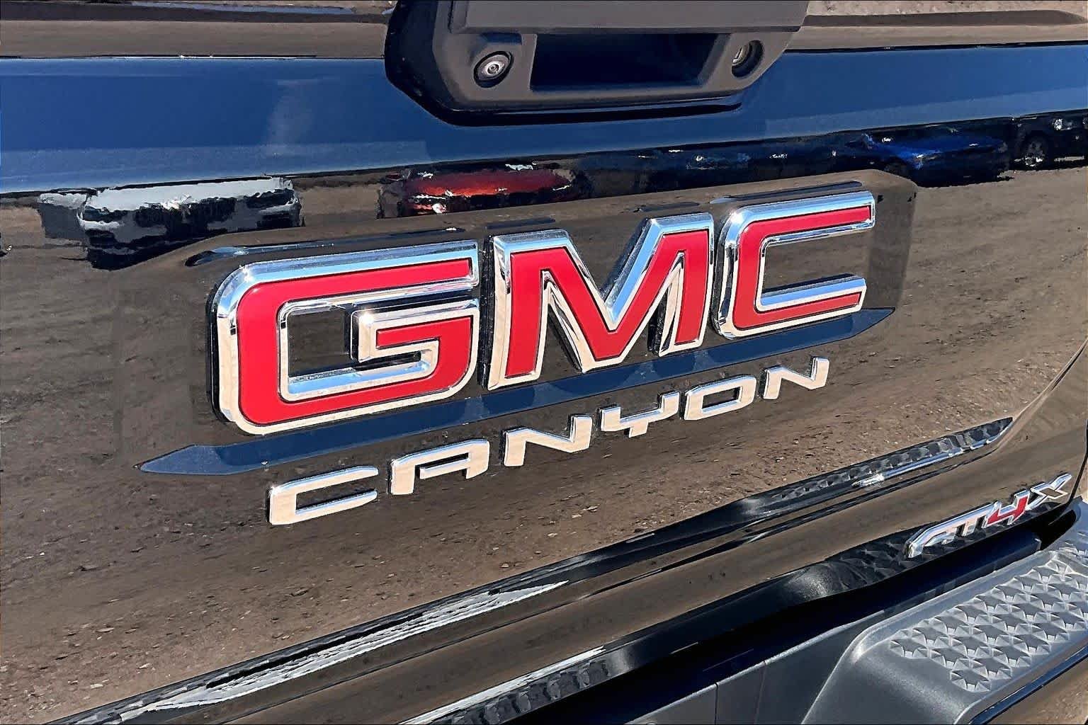 Used 2026 Onyx Black GMC 4WD AT4X image 27