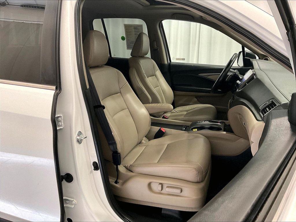 Used 2023 White Honda RTL image 11