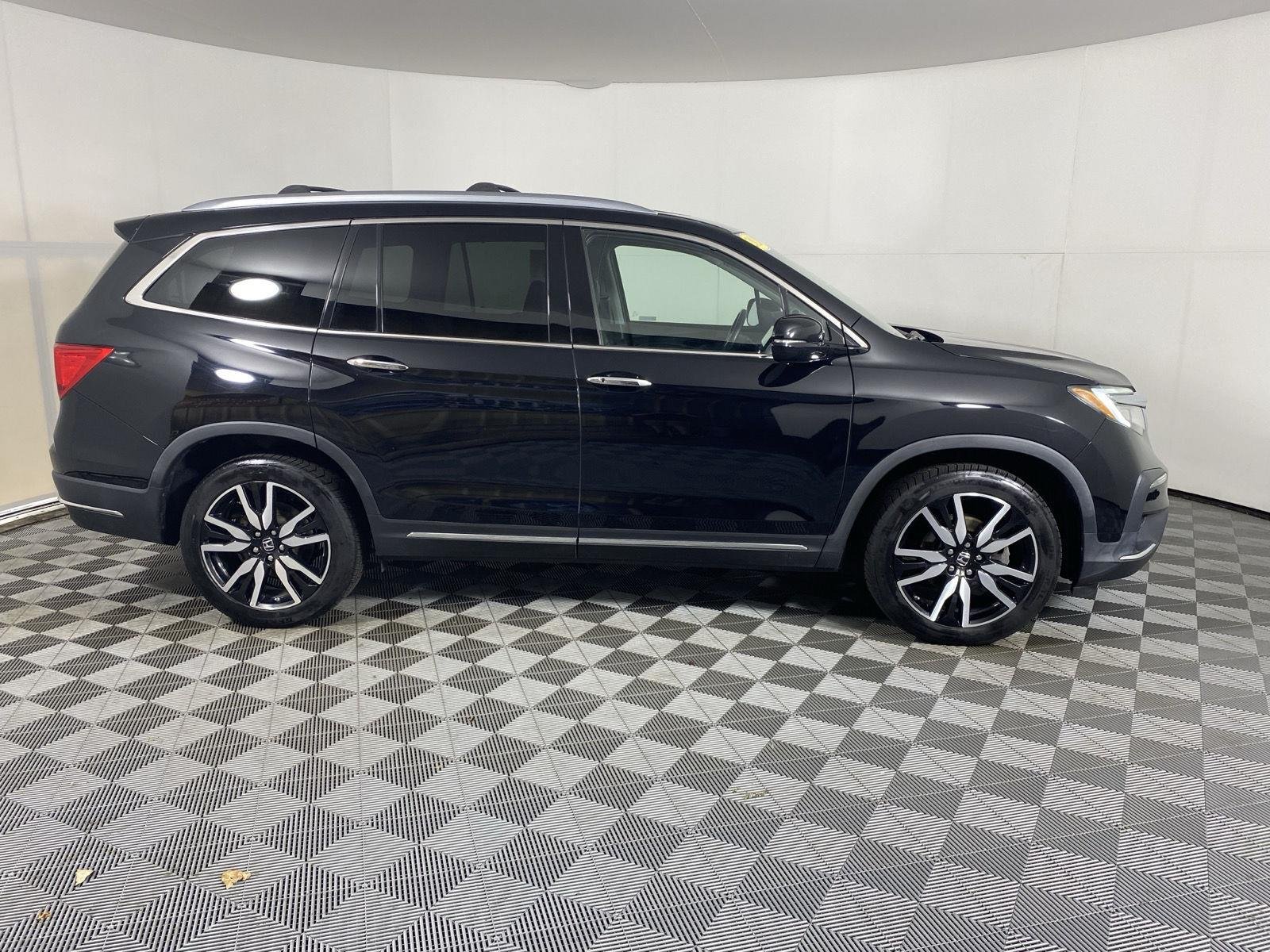 Used 2020 Crystal Black Pearl Honda Touring w/Rear Captain