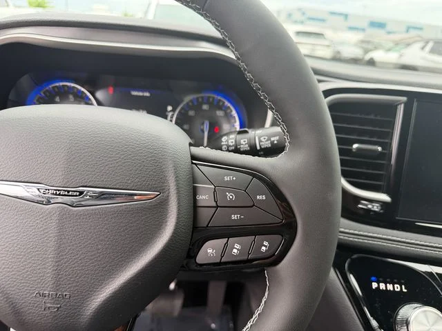 New 2026 Diamond Black Crystal Pearl-Coat Exterior Paint Chrysler Select image 16