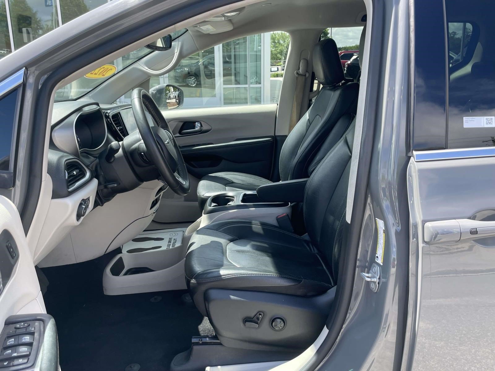 Used 2022 Ceramic Gray Clearcoat Chrysler Touring L image 13
