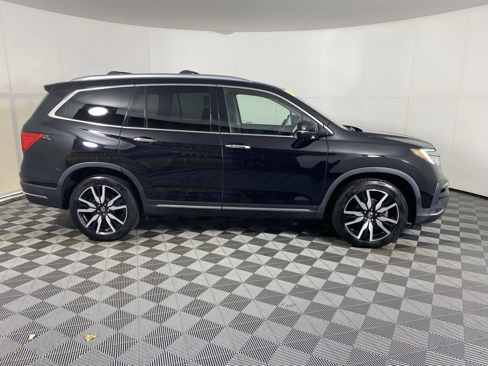 Used 2020 Crystal Black Pearl Honda Touring w/Rear Captain