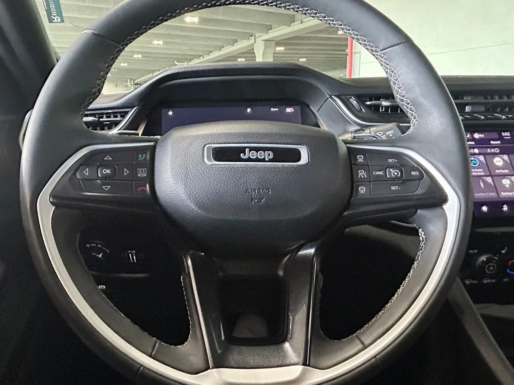 Used 2023 Diamond Black Crystal Pearlcoat Jeep Altitude image 28