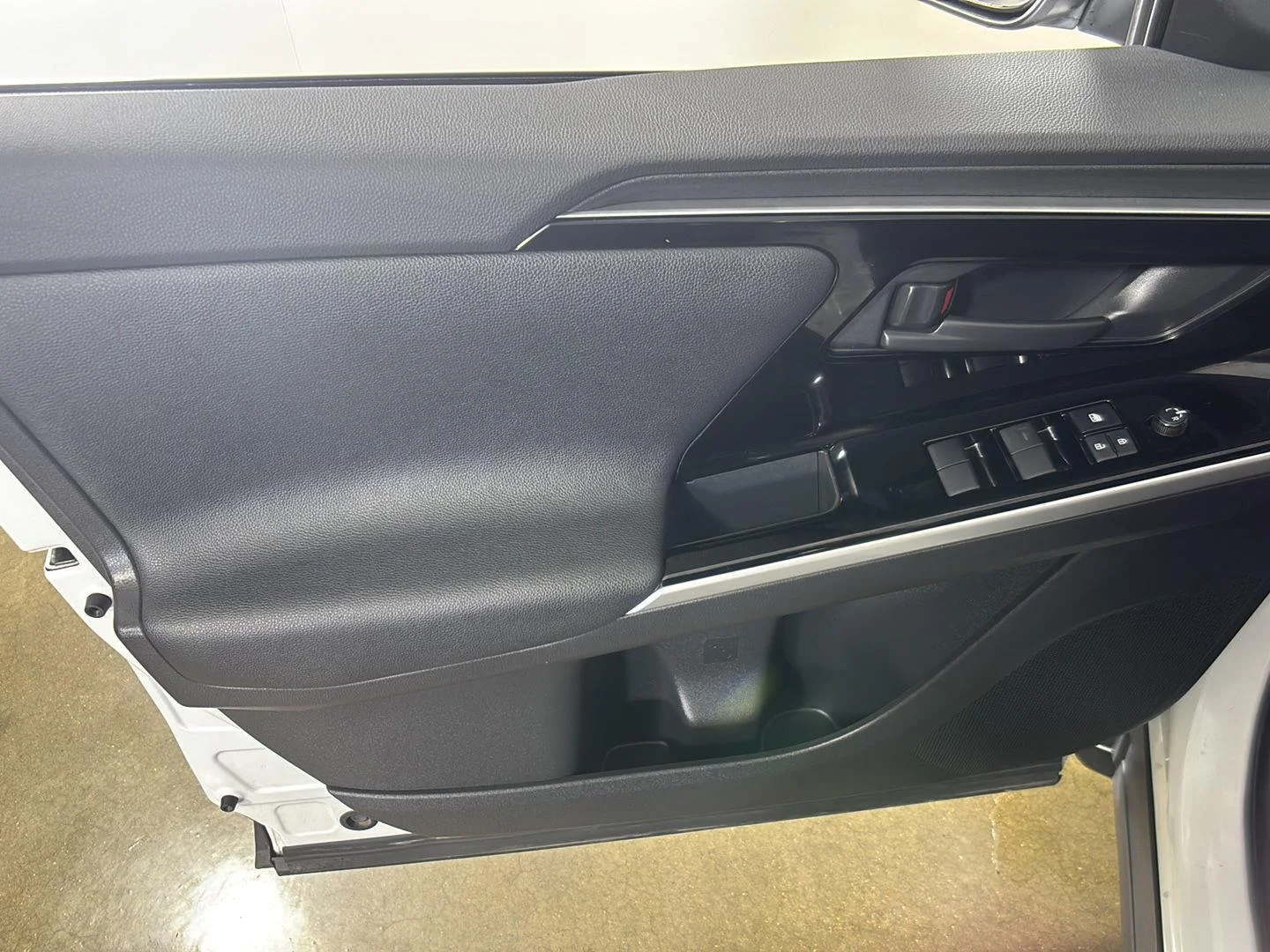 Used 2023 Wind Chill Pearl Toyota XLE image 27