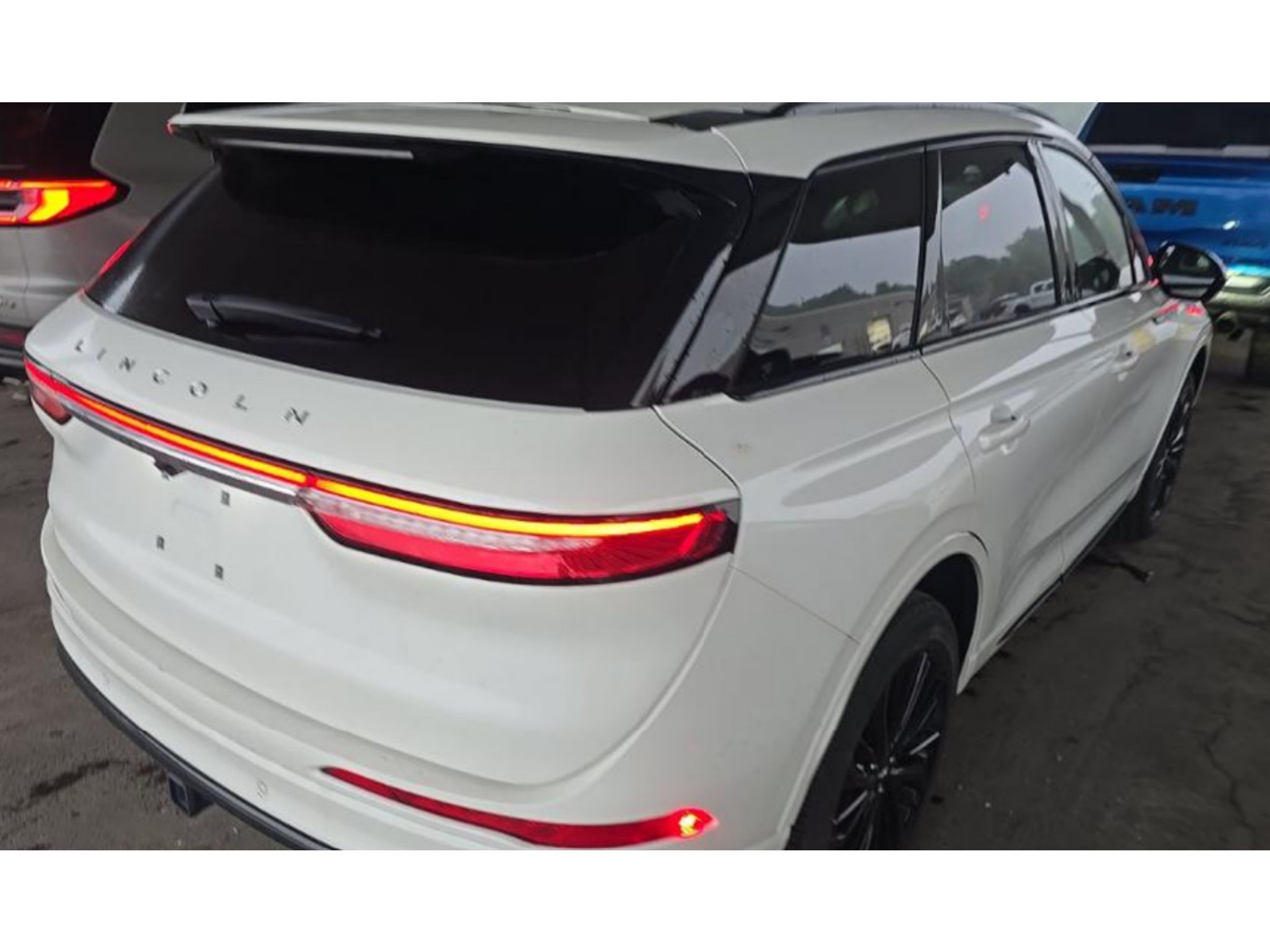 Used 2024 Pristine White Metallic Tri-Coat Lincoln Reserve image 3