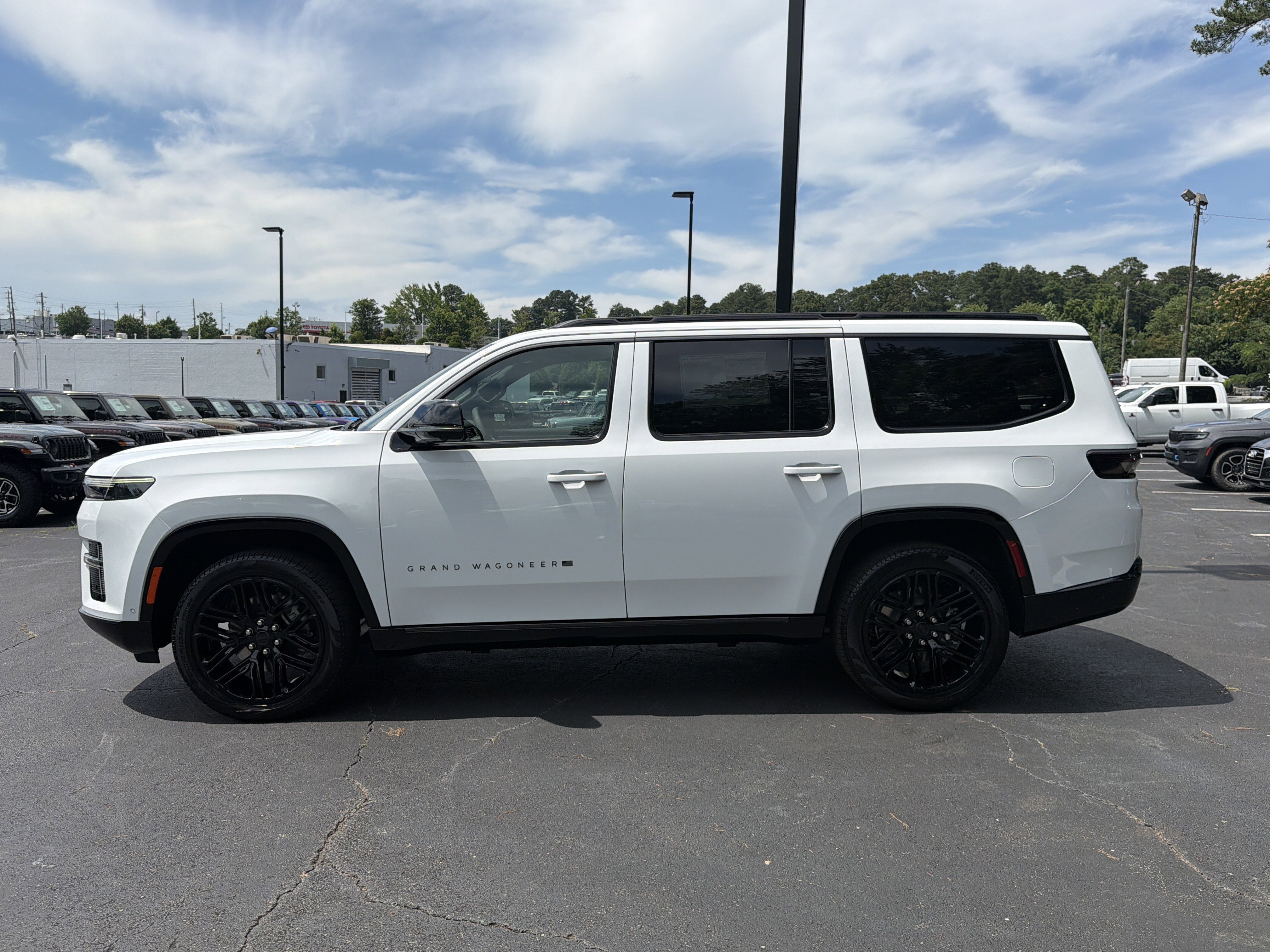 New 2026 Bright White Clear-Coat Exterior Paint Jeep Limited Reserve image 4