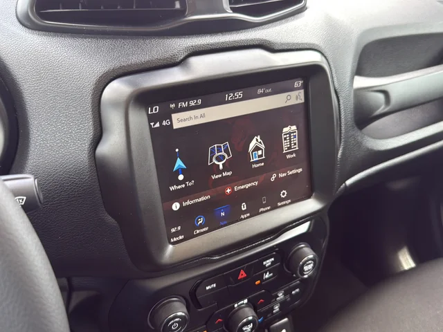 Used 2023 White Jeep Latitude image 22