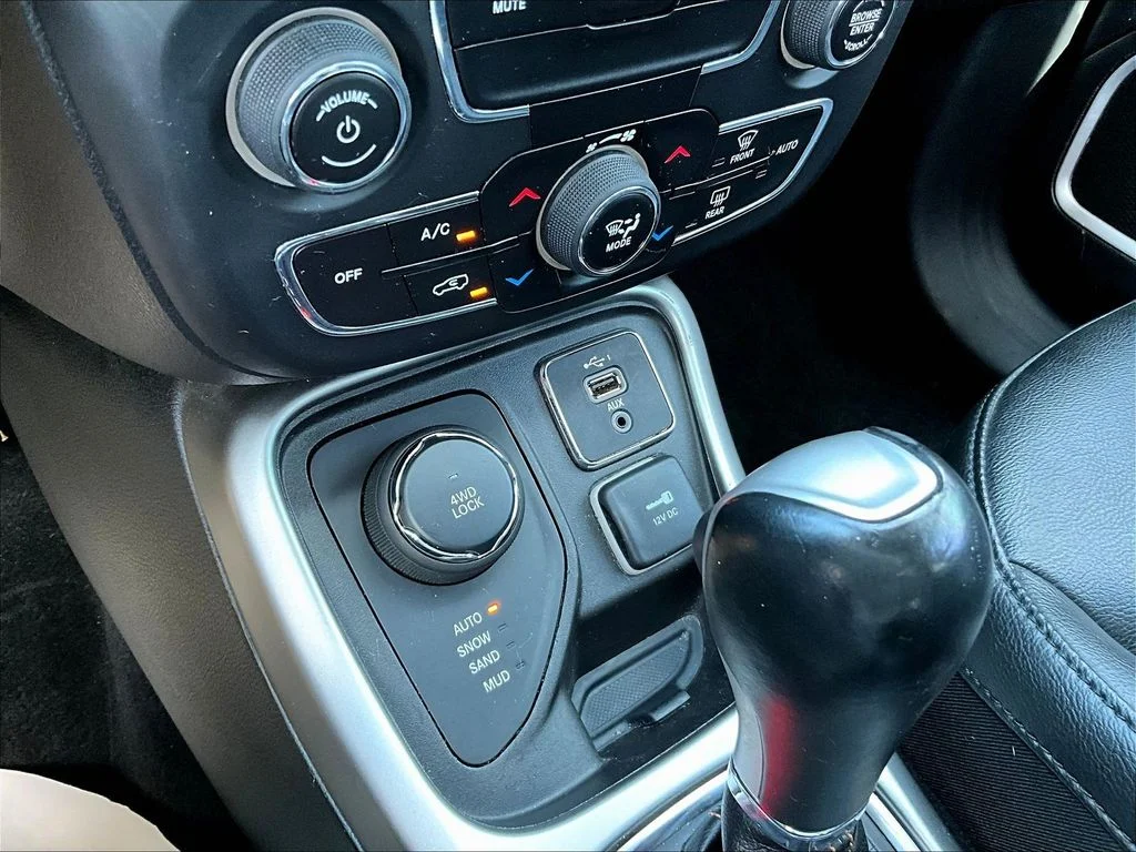 Used 2019 Crystal Metallic Jeep Latitude image 16