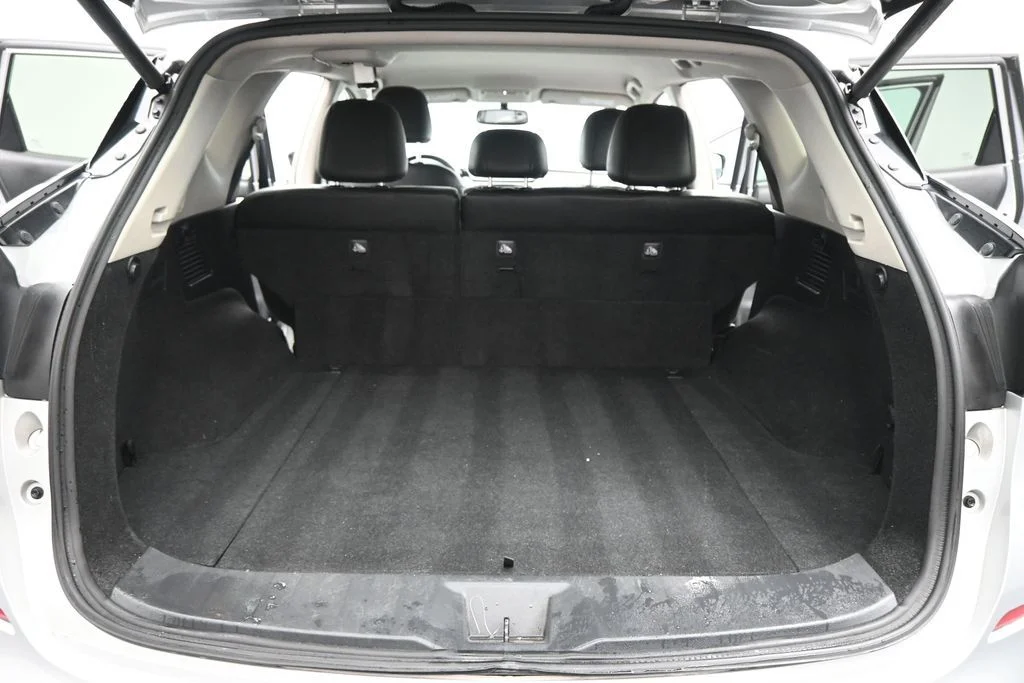 Used 2016 Silver Nissan SL image 19
