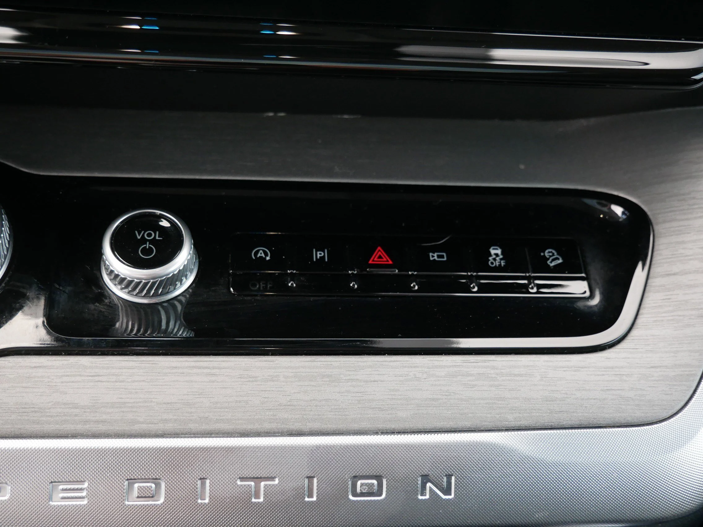 Used 2025 Agate Black Metallic Ford Platinum image 24