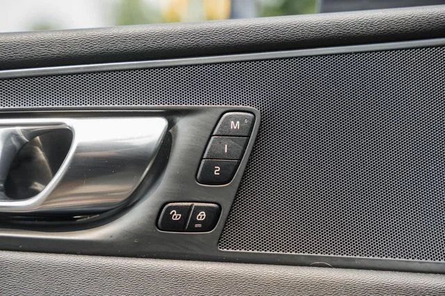 Used 2022 Denim Blue Volvo Momentum image 39