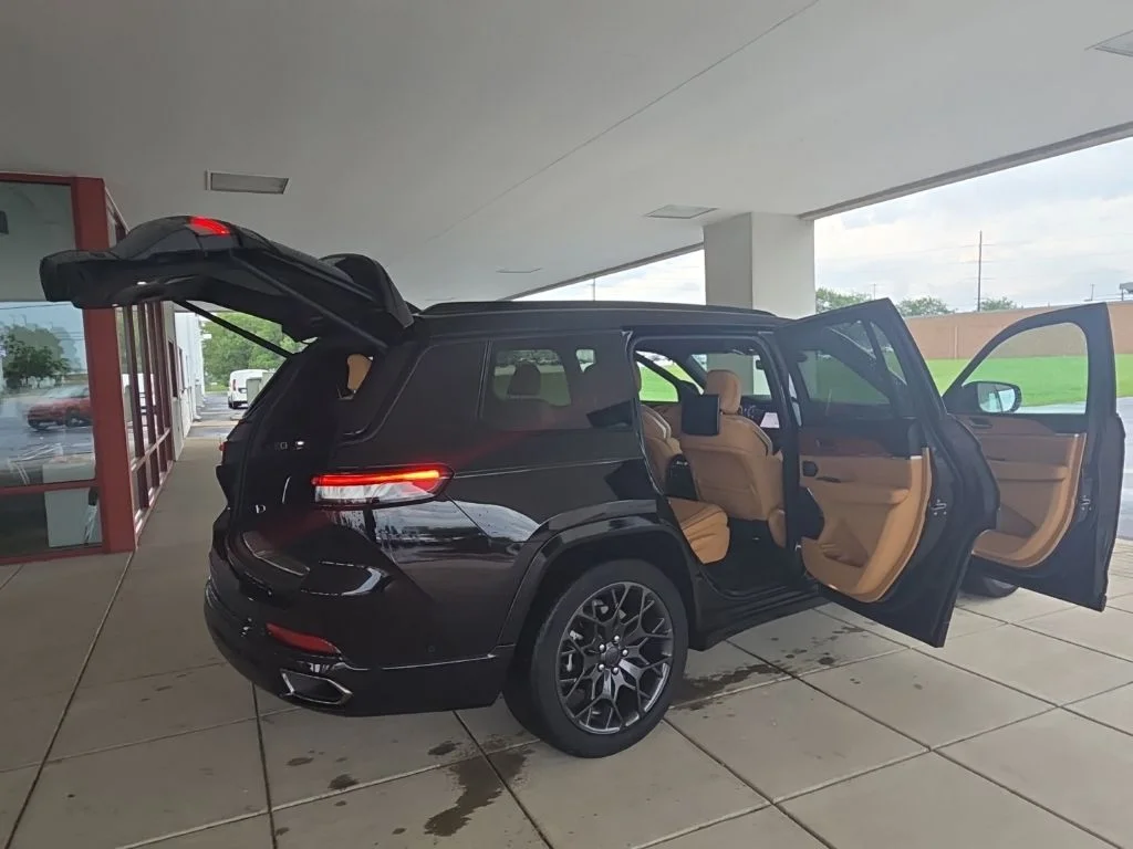 Used 2023 Black Jeep Summit image 15