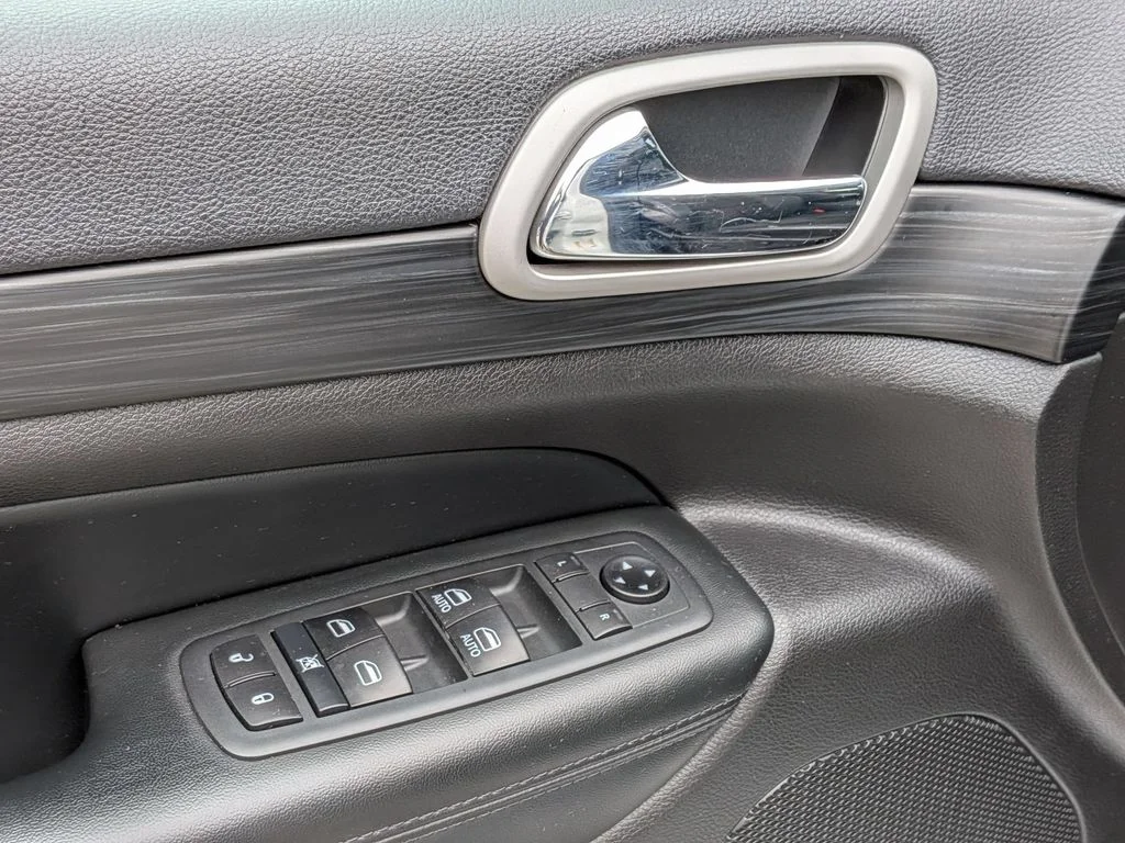 Used 2020 White Jeep Laredo image 12