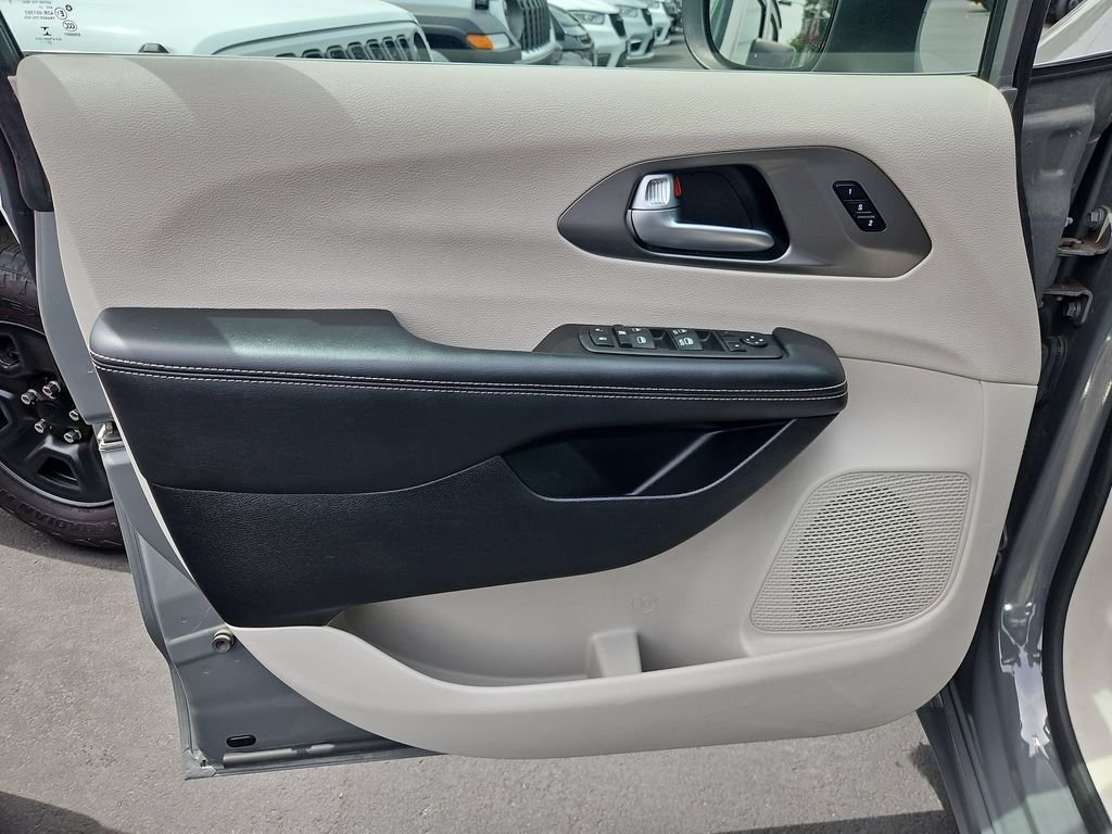 Used 2023 Ceramic Gray Clearcoat Chrysler Touring L image 10