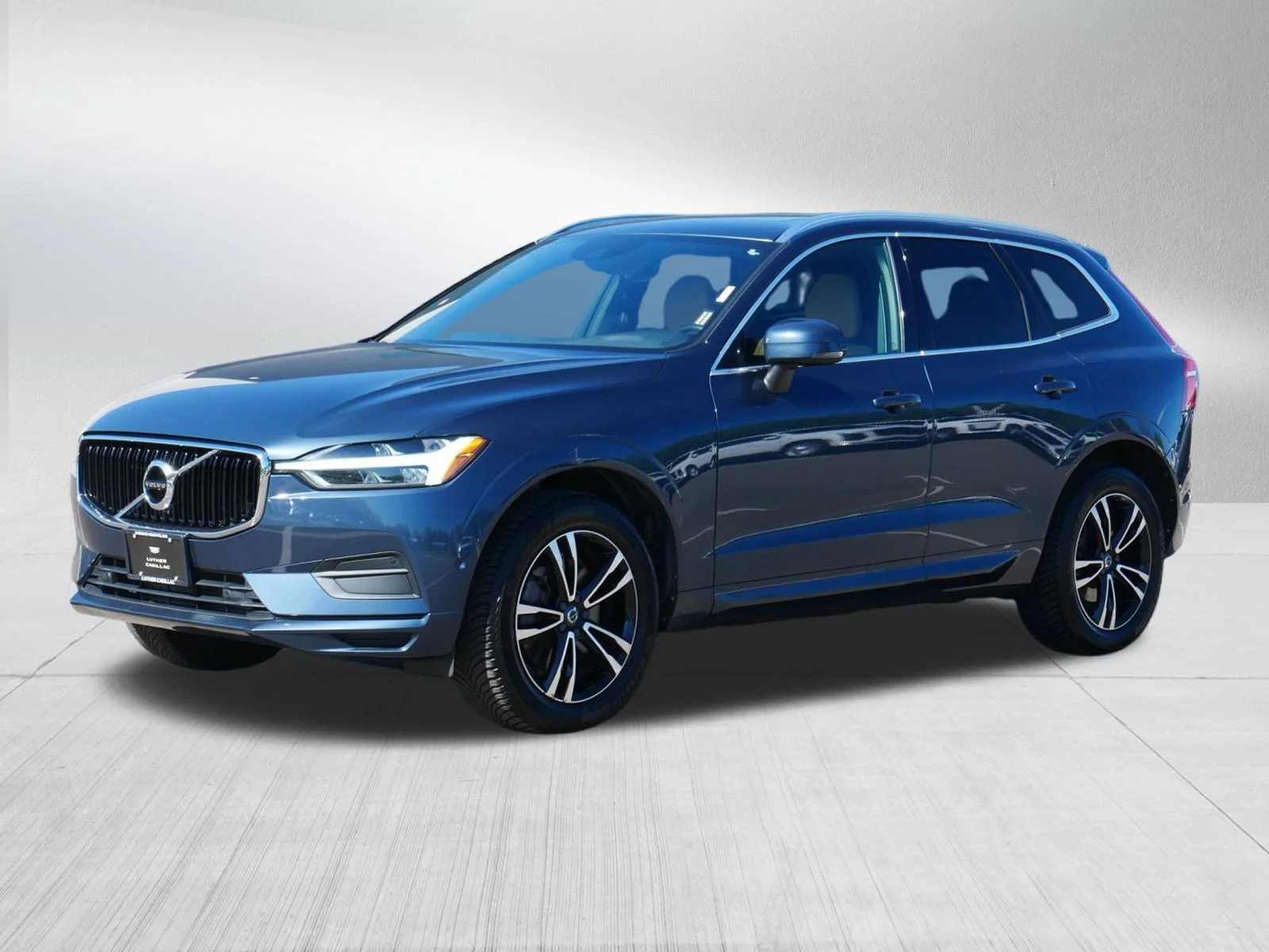 Used 2018 Volvo XC60 Momentum with VIN YV4A22RK3J1094205 for sale in Vadnais Heights, MN