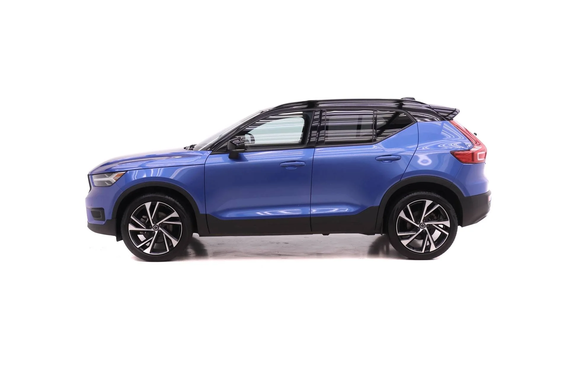 Used 2021 Blue Volvo R-Design image 3