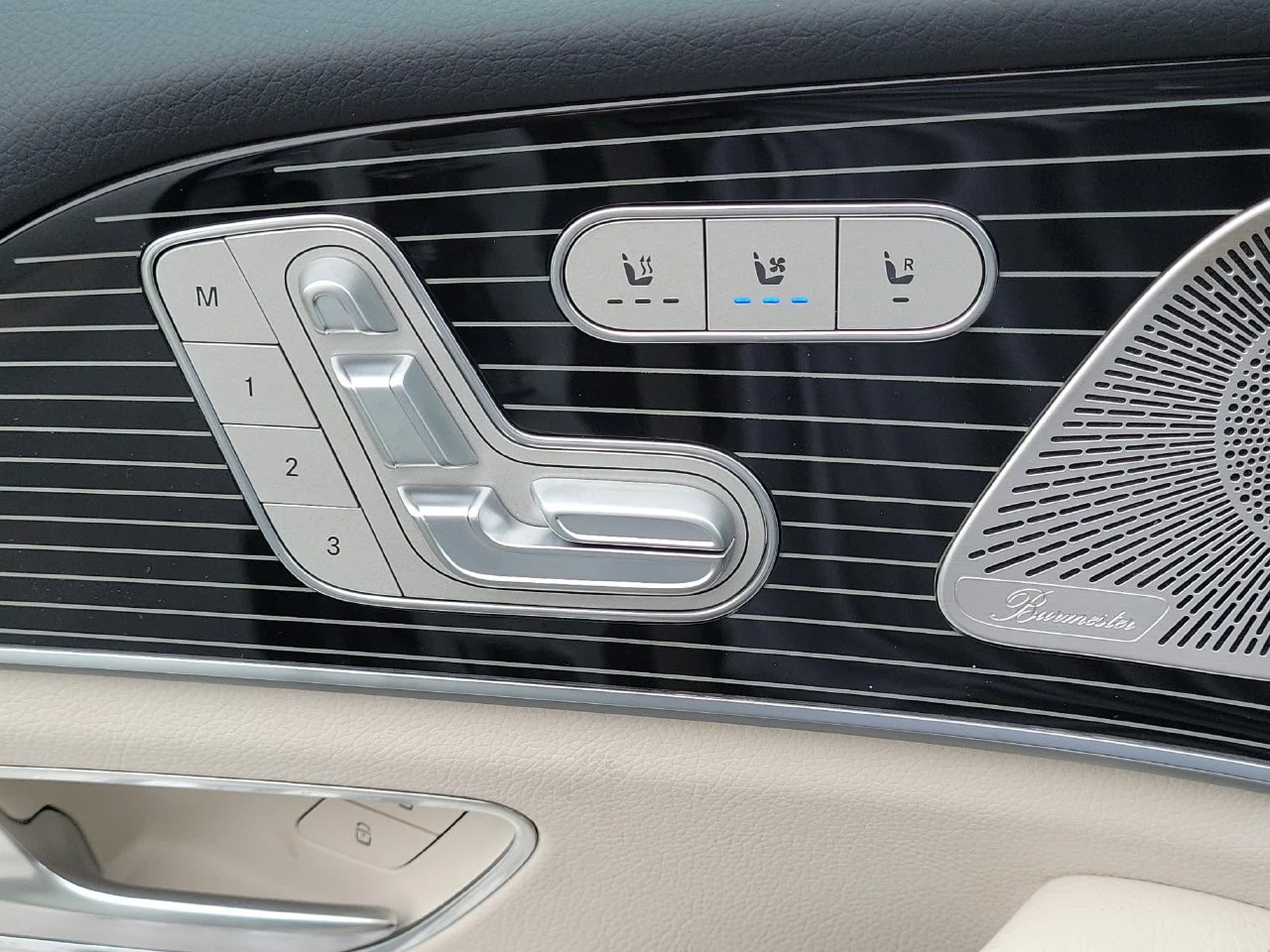 New 2027 MANUFAKTUR Moonlight White Metallic Mercedes-Benz GLS 450 image 27