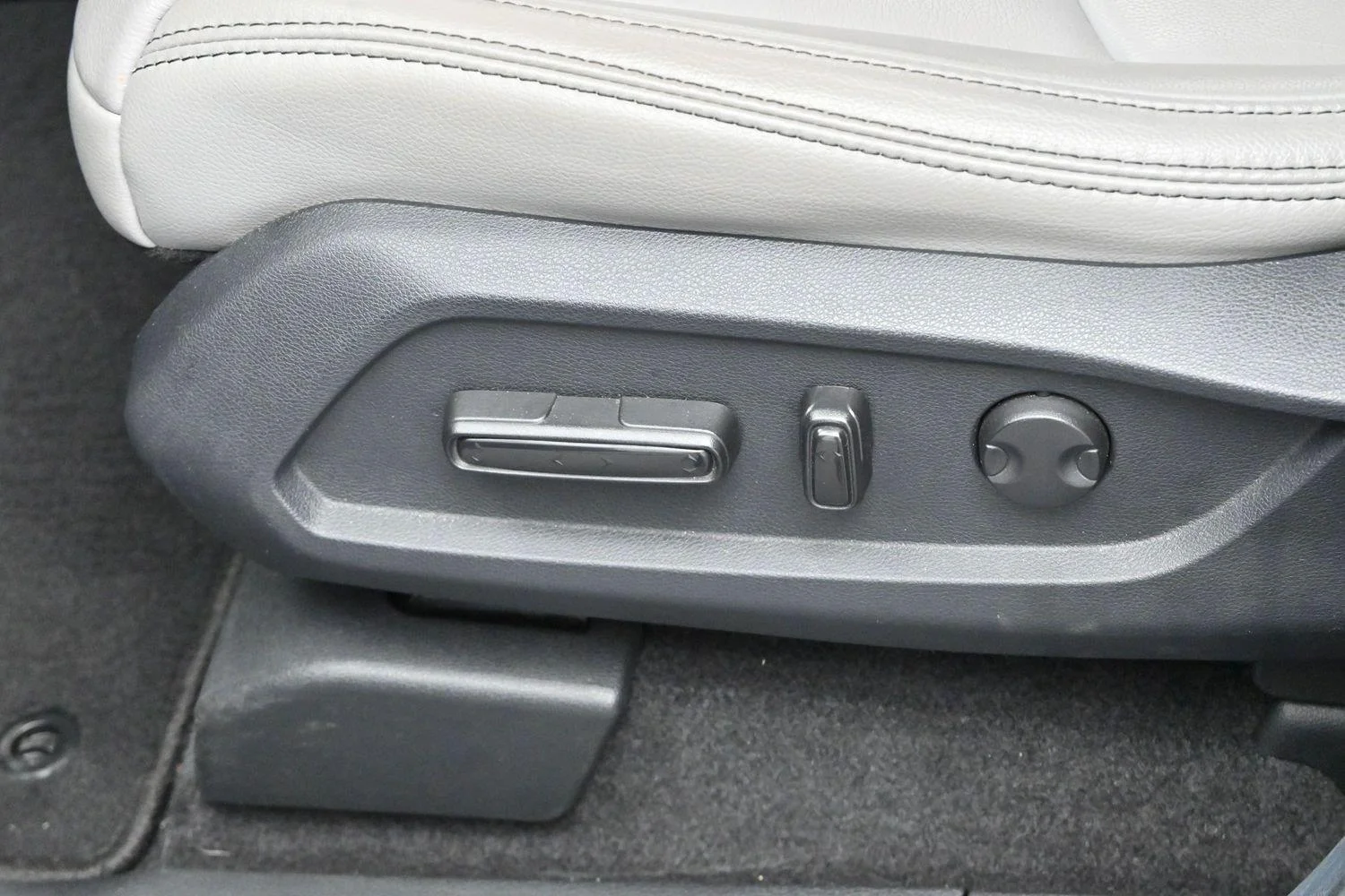 Used 2024 Lunar Silver Metallic Honda EX-L image 16