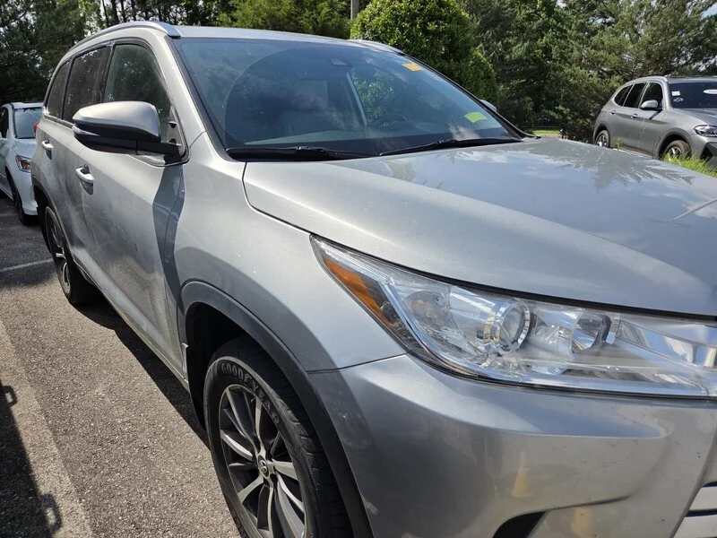 Used 2018 Celestial Silver Metallic TOYOTA XLE image 4