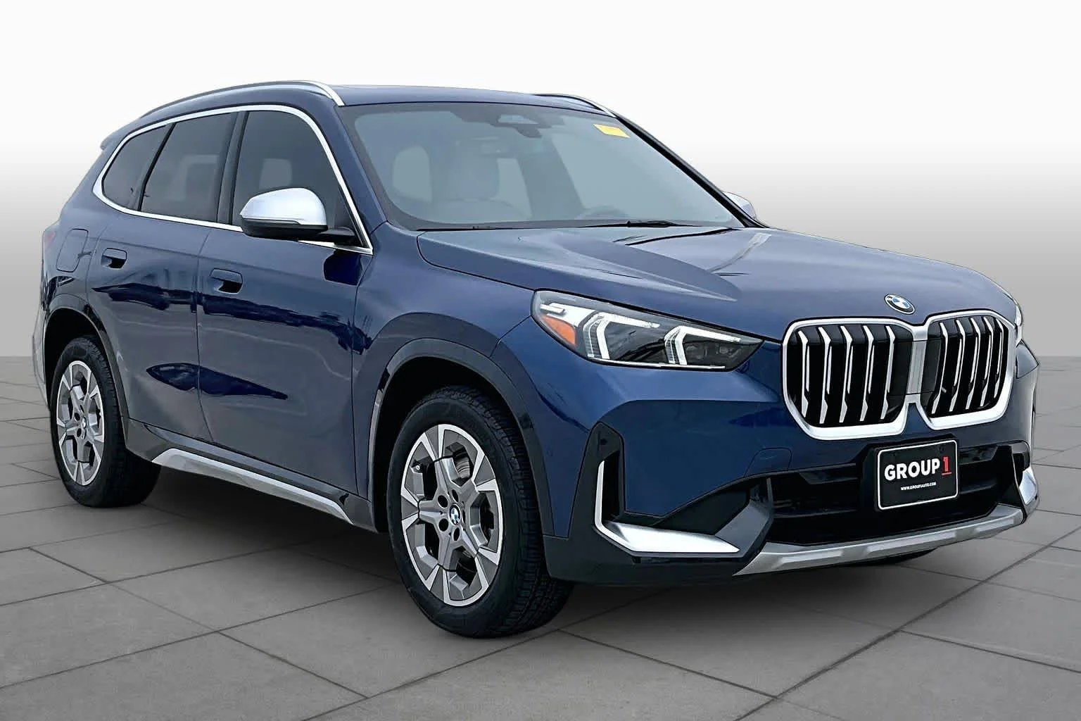 Used 2023 Phytonic Blue Metallic BMW xDrive28i image 3
