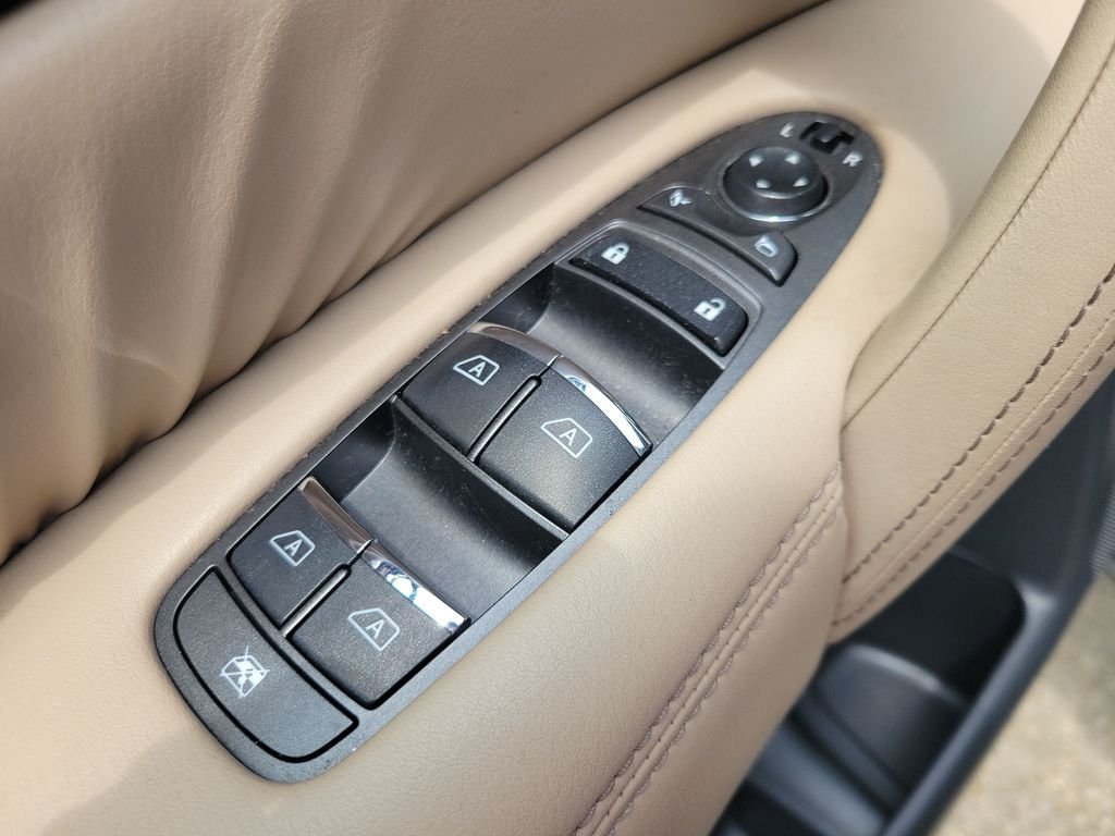 Used 2021 Black Nissan Platinum image 14