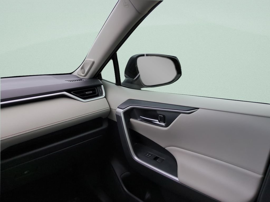 Used 2022  Toyota XLE Premium image 13